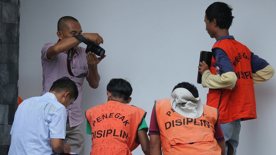 Polisi Tangkap Belasan Preman di Pasar Darurat Jakarta Barat