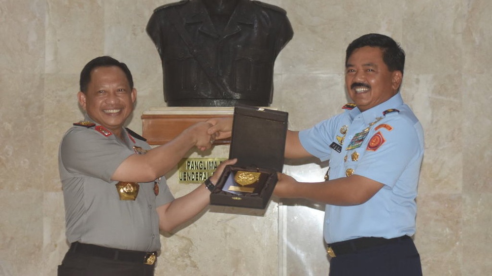 Anggota Polri dan TNI Dilarang Swafoto dengan Paslon Pemilu 2019 