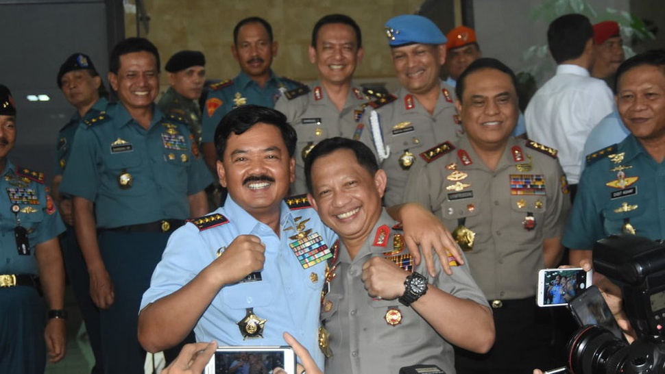 Kapolri Terima Bintang Kehormatan dari Panglima TNI