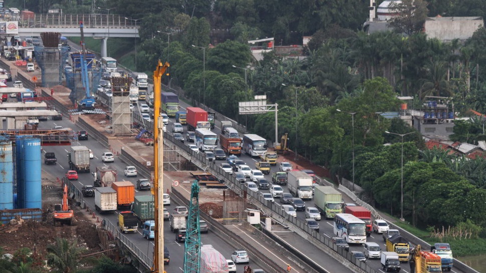 Petugas Masih Berlakukan Contraflow di Tol Jakarta-Cikampek