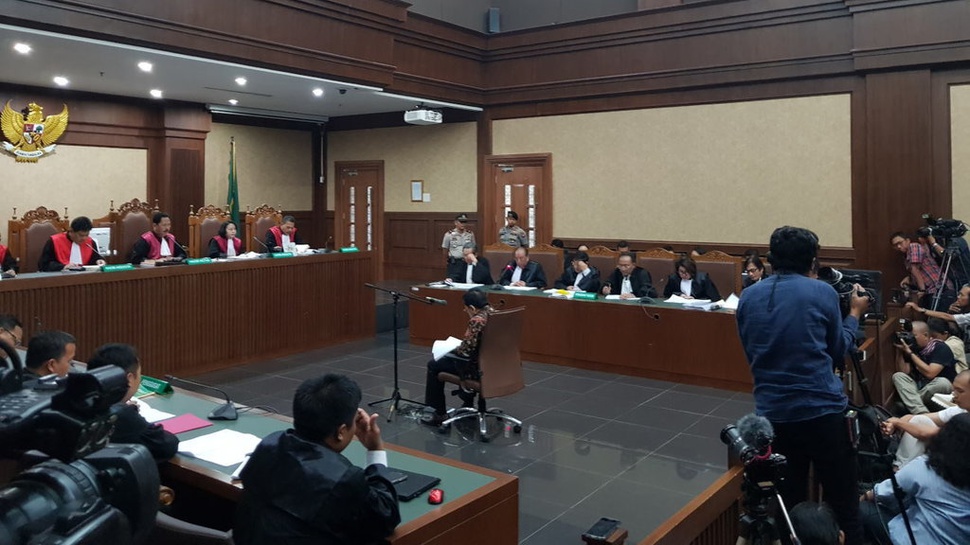 Setya Novanto Gelengkan Kepala Saat Kuasa Hukum Bacakan Eksepsi