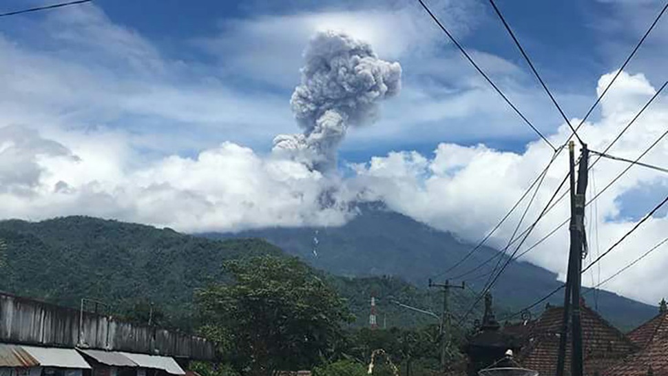 Gunung Agung Kembali Erupsi Kecil Minggu Pagi, Bali Tetap Aman