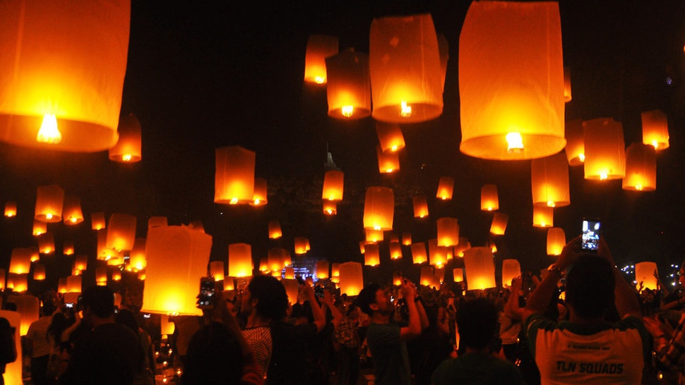 Malam Tahun Baru 2018: 2.500 Lampion Terangi Langit Candi Borobudur