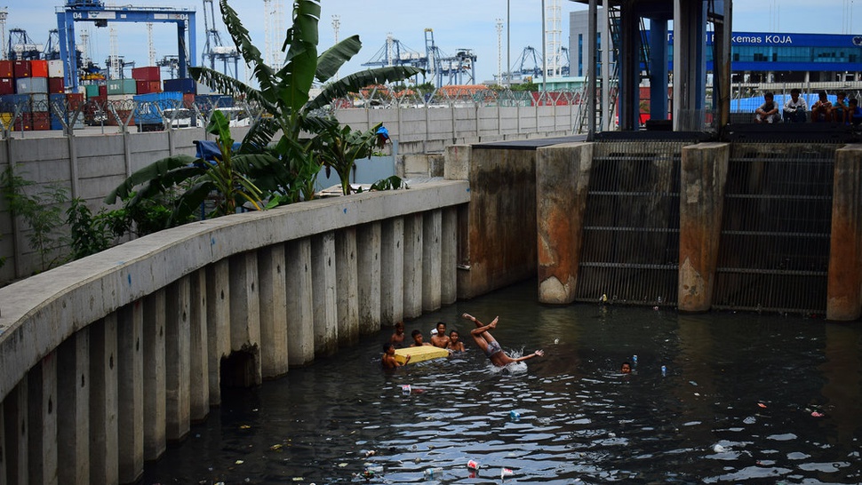 2018/01/05/bermain-di-sungai-keruh-3--tirto.id-arimacs-wilander-mac.jpg