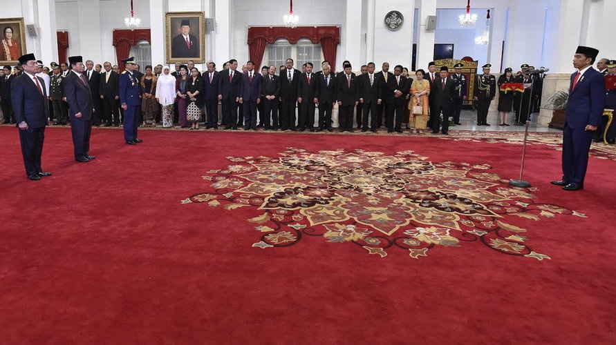Jokowi Lantik Anggota KPU Raka Sandi & Kepala BP2MI Benny Rhamdani