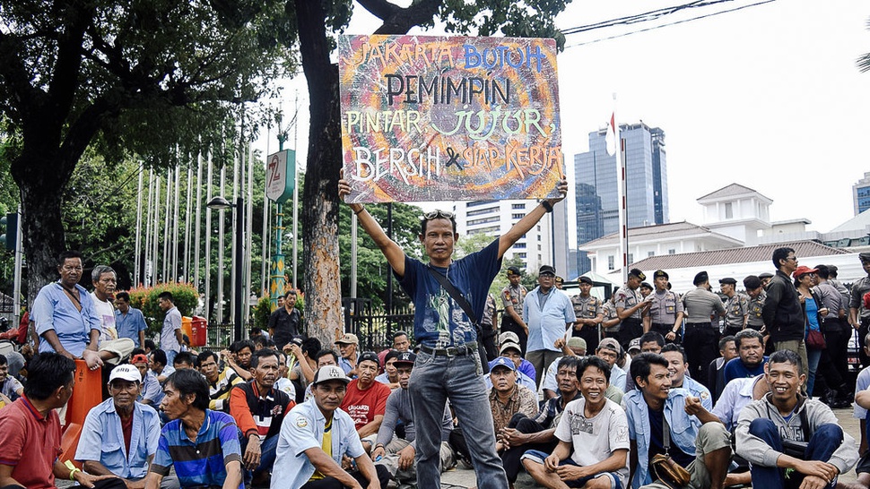 Ratusan Sopir Angkot Demo Tolak Penutupan Jalan Jati Baru