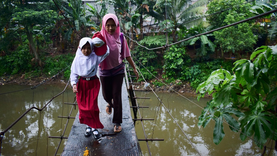 2018/01/22/jembatan-gantung-jagakarsa--1-tirto-tirto.id-arimacs-wilander.jpg