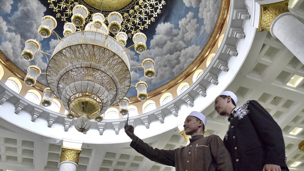 Beribadah dan Berwisata Religi di Masjid Kubah Emas