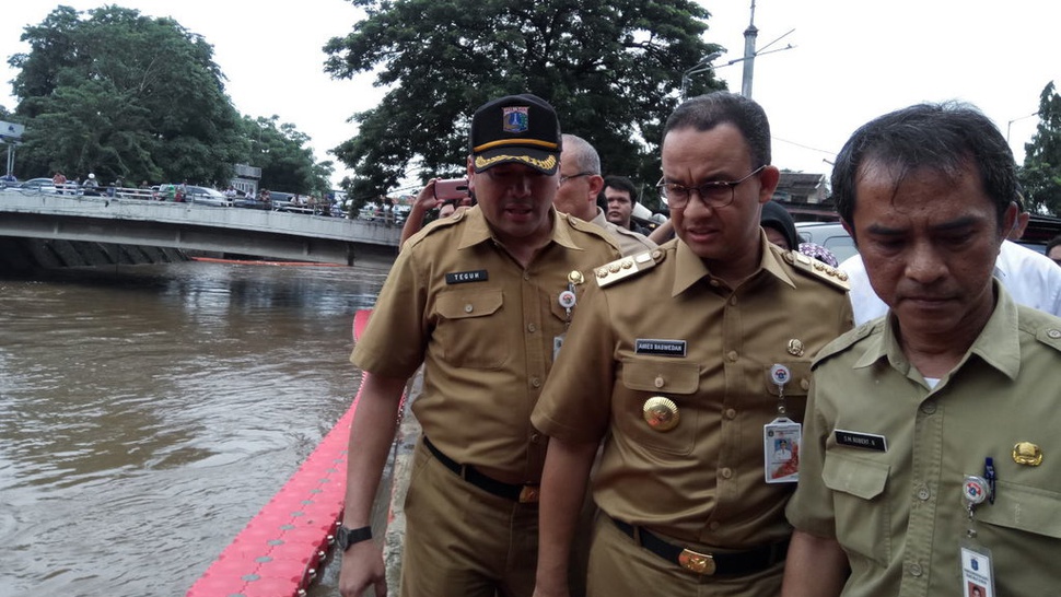 Gubernur Anies Tinjau Air Kiriman Katulampa di Pintu Air Manggarai