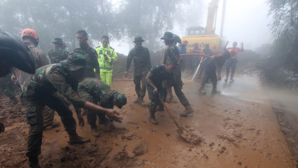 Tim SAR Berhasil Evakuasi 3 Korban Longsor di Cijeruk Bogor 