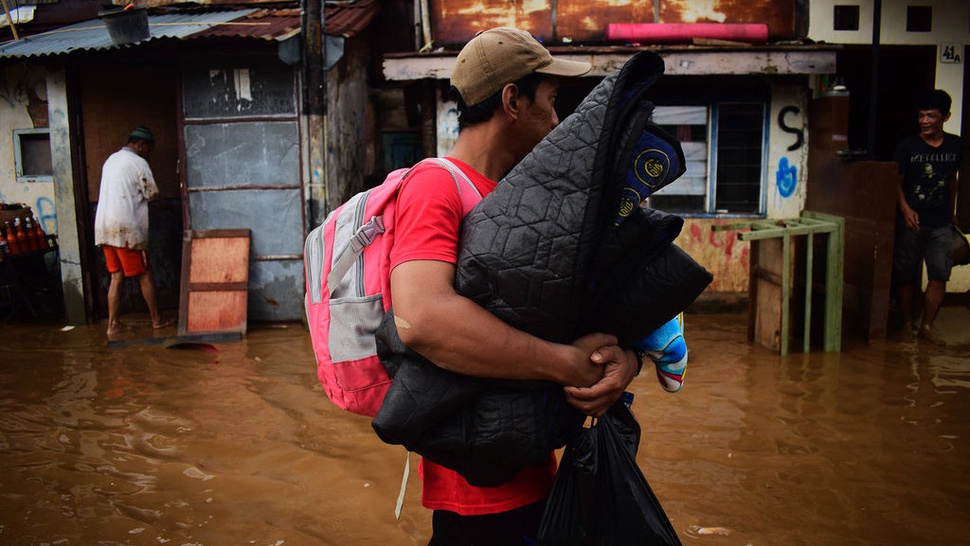 1.500 Personel Satpol PP Jakarta Bantu Evakuasi Korban Banjir