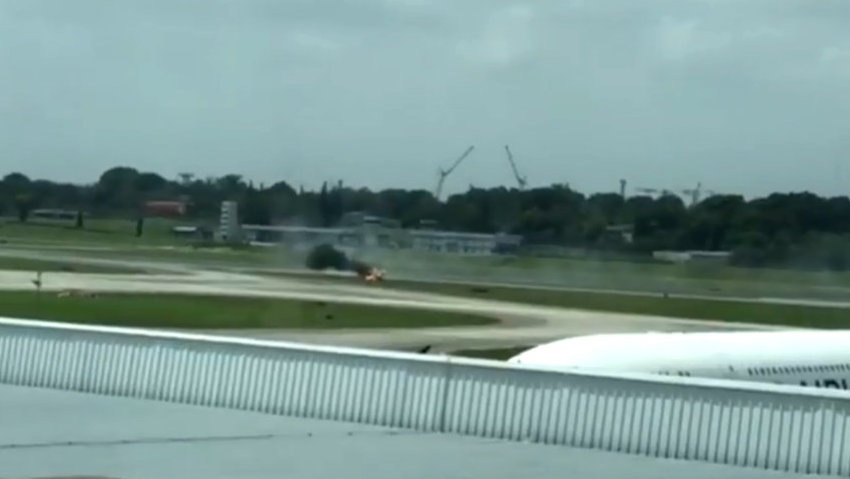 Pesawat Korsel Terbakar Usai Tergelincir di Bandara Singapura