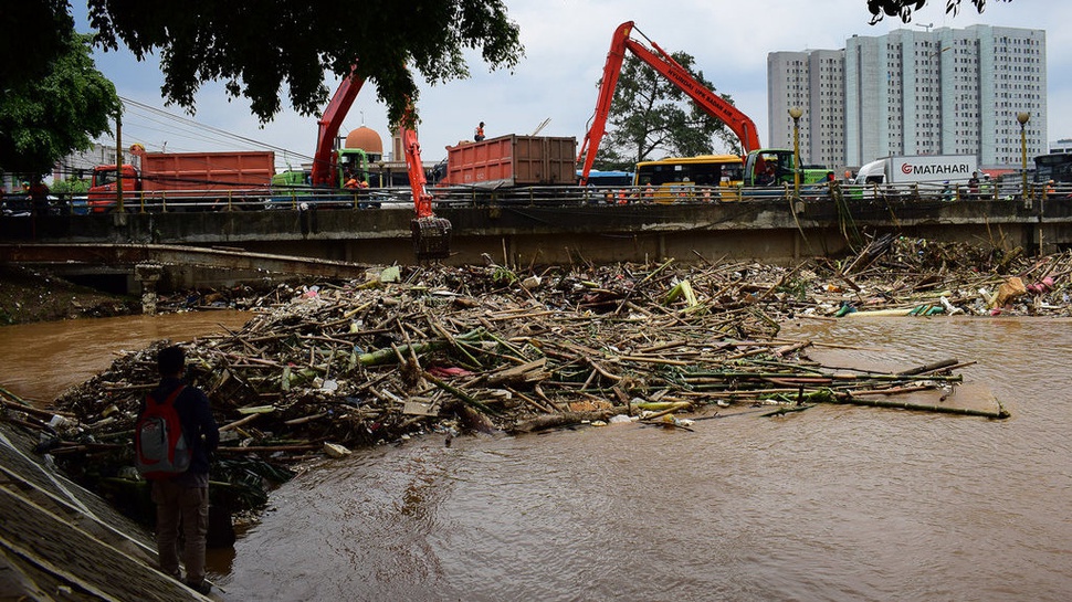 Pembersihan Sampah Dampak Banjir di Kampung Melayu.