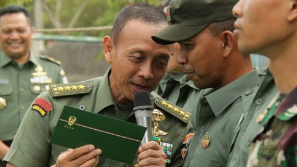 Jokowi Naikkan Tunjangan Babinsa Jelang Pemilu, TNI Tetap Netral?