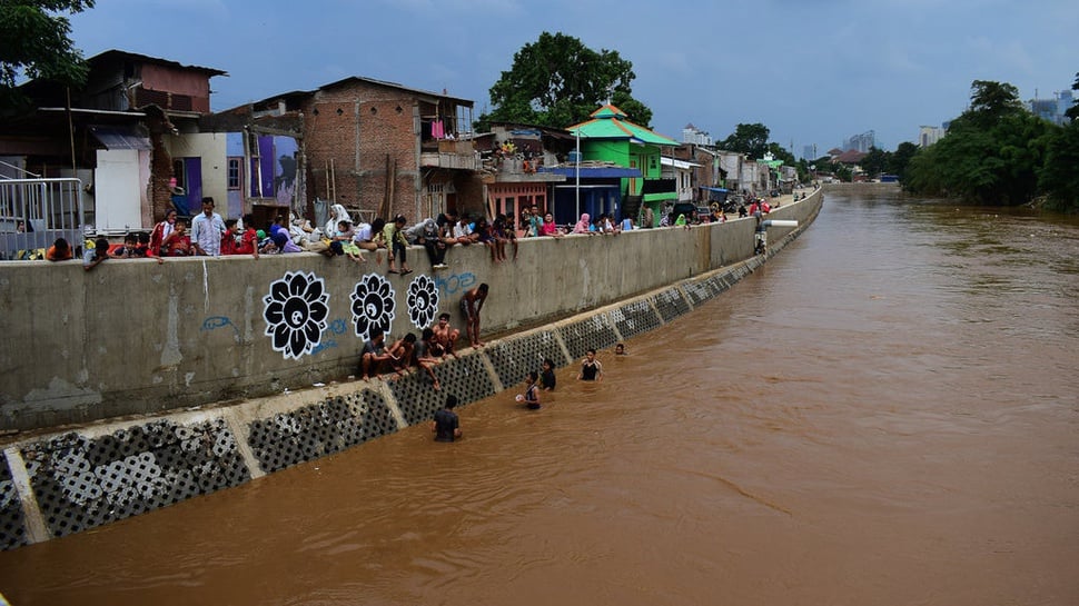 2018/02/07/warga-berenang-di-aliran-sungai-ciliwung-bukit-duri--2-tirto-tirto.id-arimacs-wilander.jpg