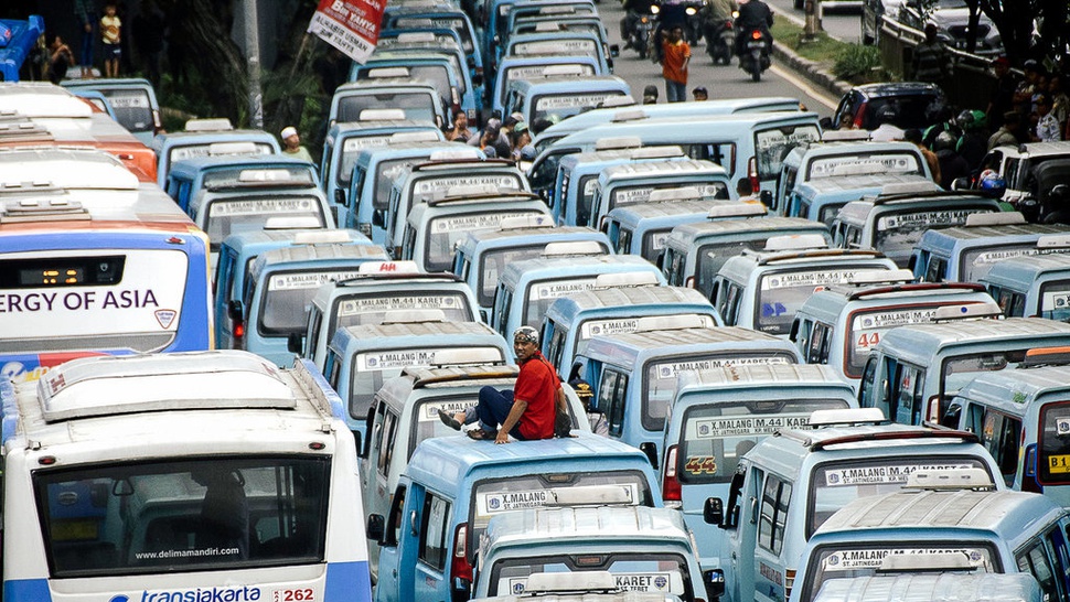 Sopir Angkot Tolak Bus Transjkarta di Jalur Kalimalang-Karet