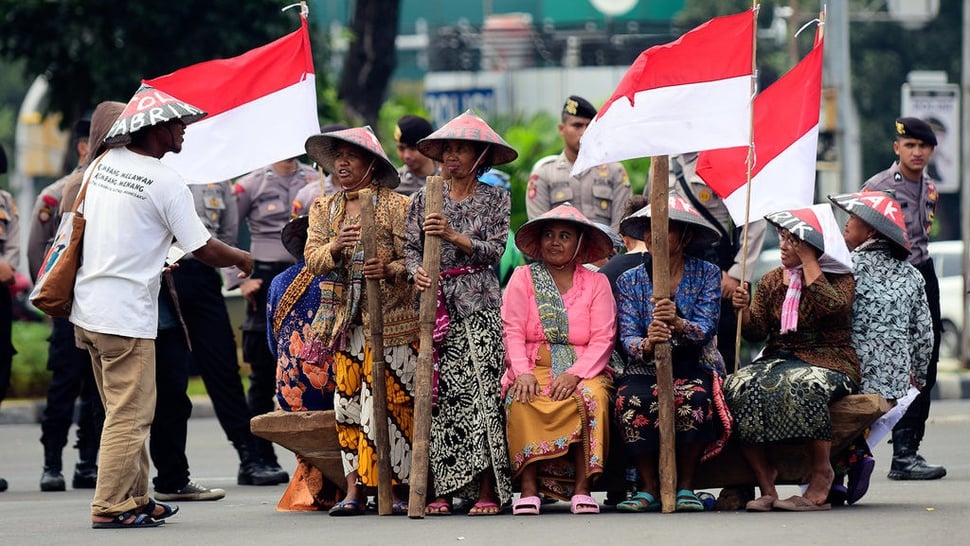 2018/02/12/petani-kendeng-aksi-membawa-lesung--2-tirto-tirto.id-arimacs-wilander.jpg