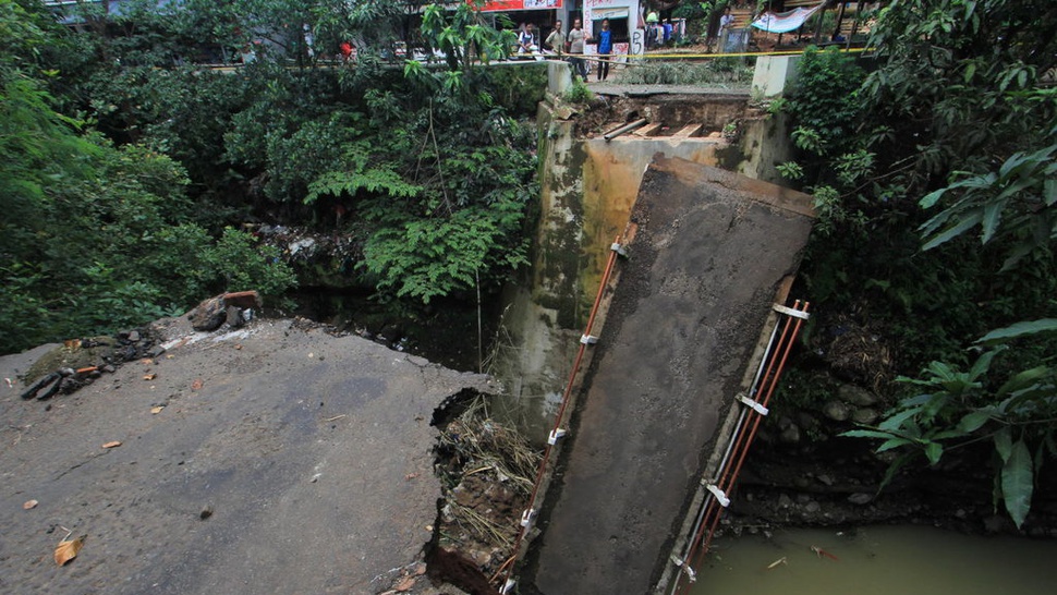 Akibat Banjir, Jembatan Jalur Alternatif Puncak-Cianjur Putus 