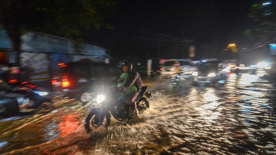 Banjir Bandang Seret 17 Mobil Sampai Bertumpuk di Cicaheum Bandung