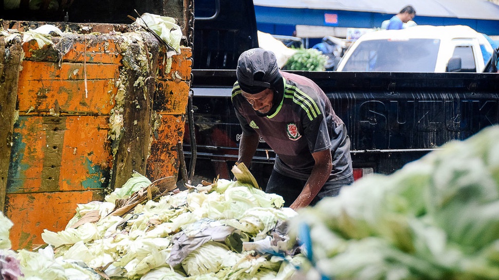 Mengais Sayur Yang Terbuang di Pasar Kramat Jati