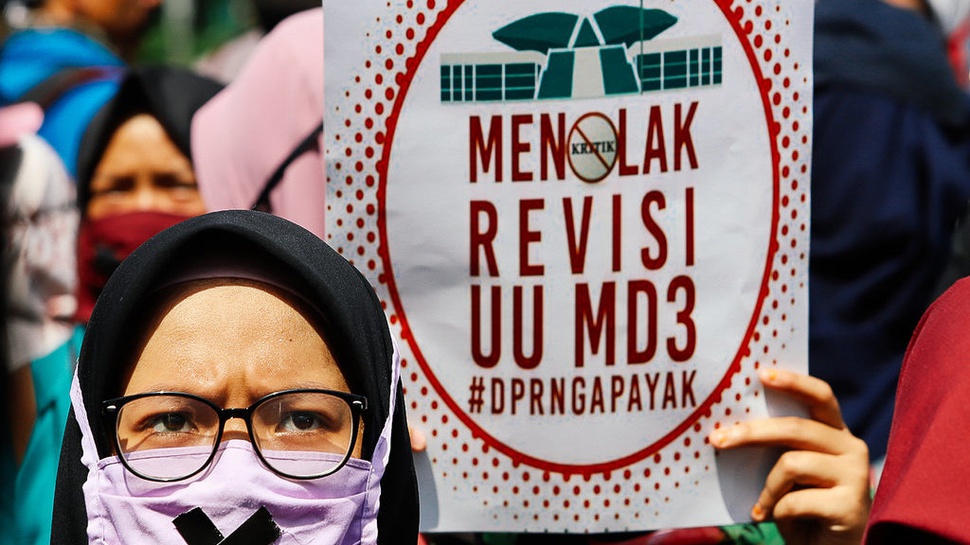 Memercik Muka Sendiri: Jokowi Gagal Bikin Citra Bersih dari UU MD3