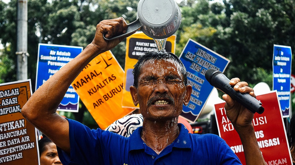 Aksi Mandi Bareng Menolak Privatisasi Air