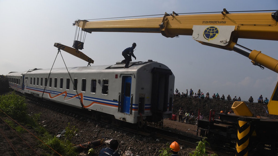Jalur Kereta Ngawi Mulai Pulih Usai Kecelakaan KA Sancaka 