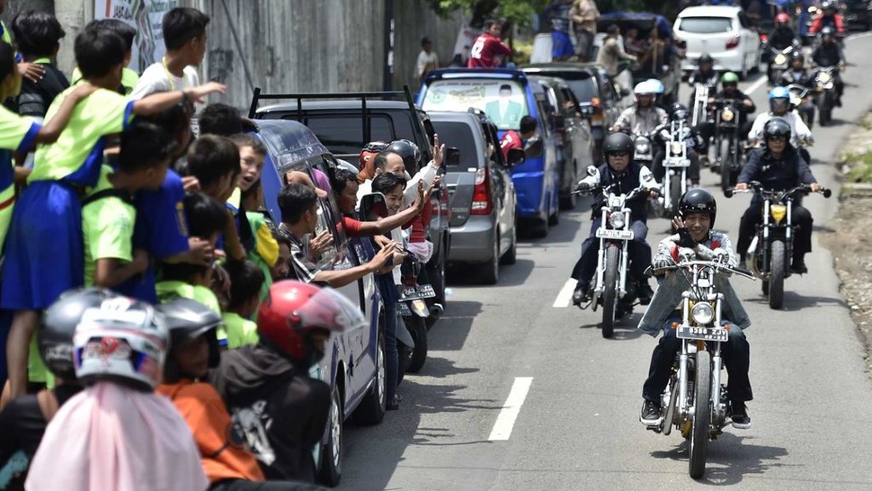 Chopper Jokowi di Sukabumi: Amankan Jabar, Gaet Pemilih Milenial