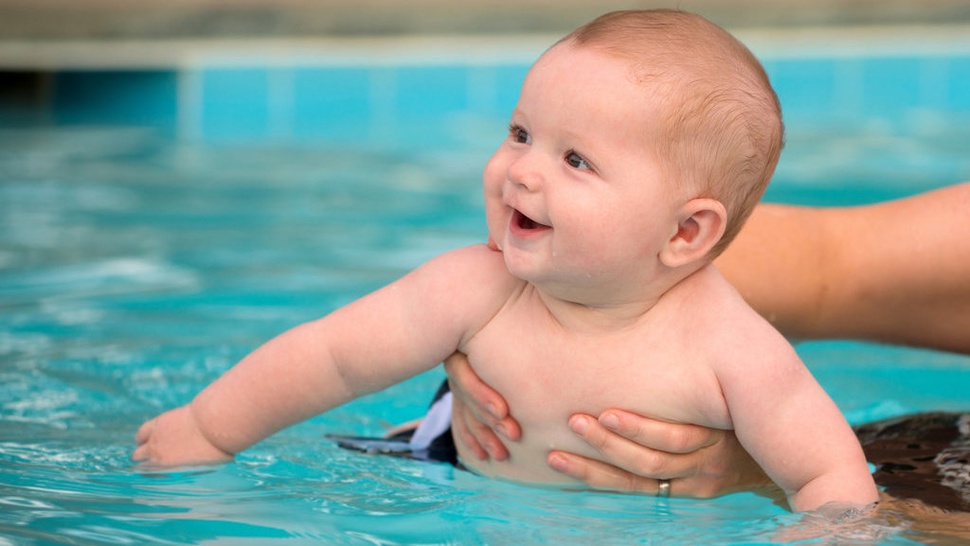 Kenapa Tak Boleh Pakai Pelampung Leher Saat Bayi Berenang?