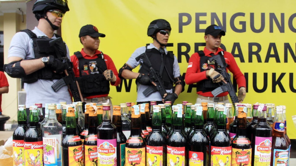 Polres Tangerang Selatan Musnahkan Ribuan Botol Miras Oplosan