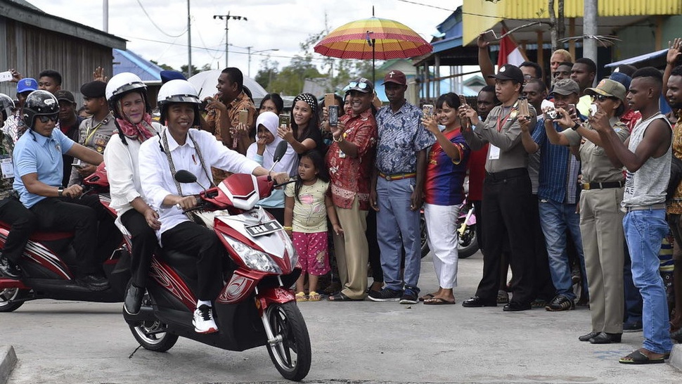 Presiden Jokowi & Ibu Negara Naik Motor Kunjungi Asmat Papua
