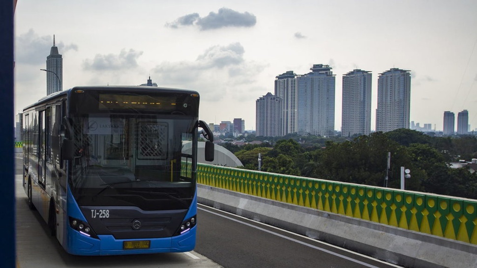 Bus Feeder TransJakarta Terguling, Diduga Sopir Kurang Konsentrasi