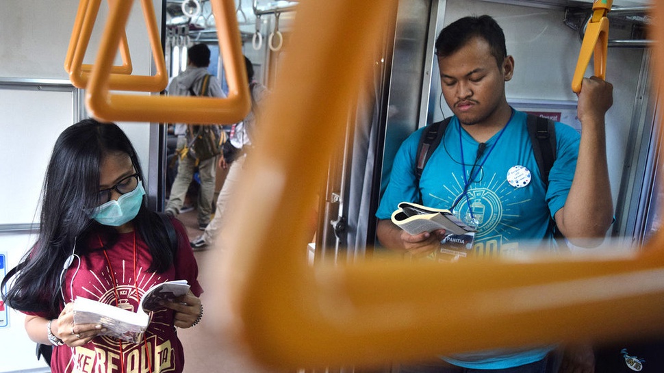 Menumbuhkan Tradisi Membaca Buku di Kereta