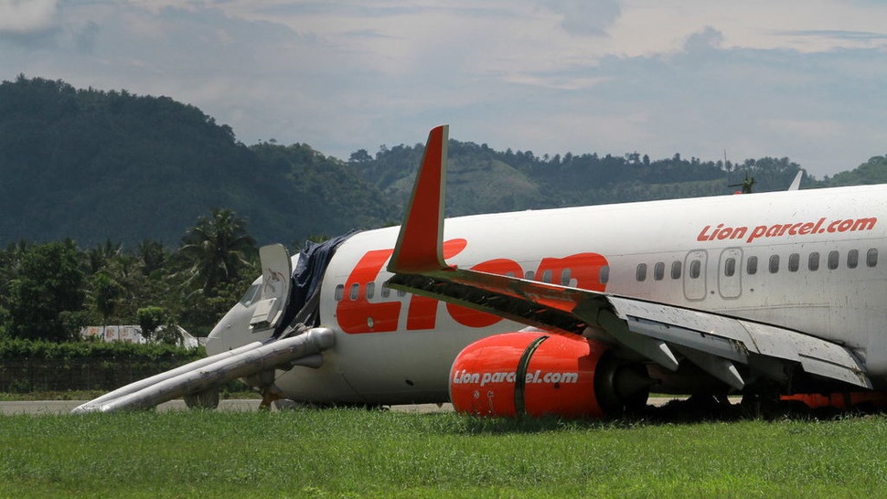 Pesawat Lion Air Mulai Dievakuasi, Bandara Gorontalo Masih Ditutup
