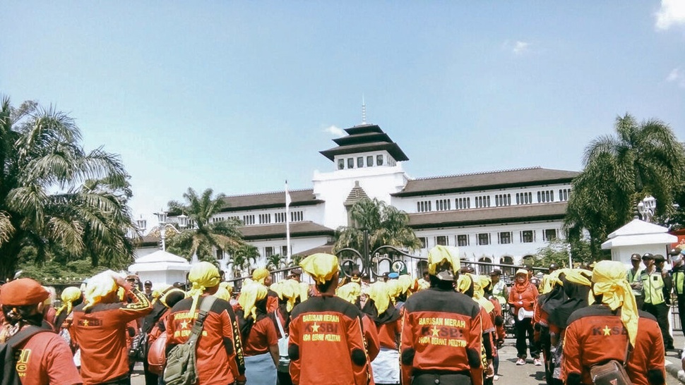 Demo Hari Buruh di Bandung Menuntut Pencabutan Perpres TKA