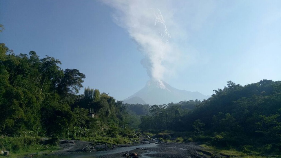 Gunung Merapi Meletus Freatik, Desa Kaliurang Magelang Hujan Abu 