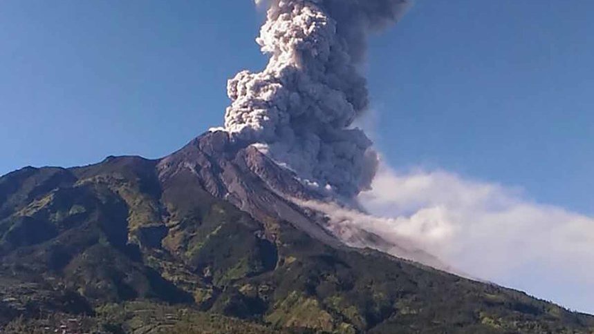 Abu Vulkanik Letusan Gunung Merapi Mengarah ke Selatan-Tenggara