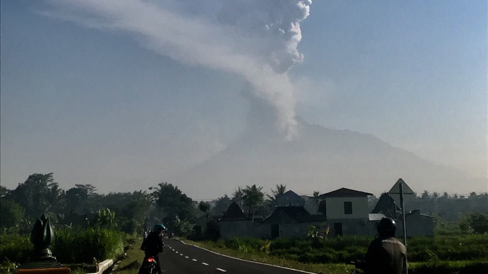 Gunung Merapi Meletus, Ratusan Penambang Turun dari Lereng