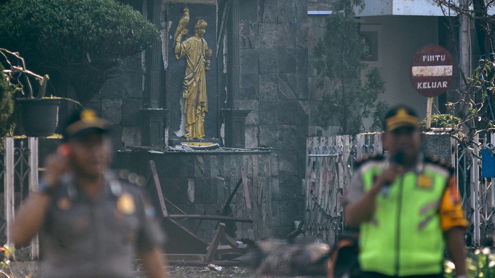 Polisi Ledakkan Benda Diduga Bom di Depan GKI Diponegoro