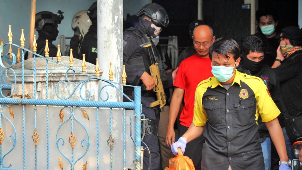 Densus 88 Geledah Rumah Terduga Teroris Bom Polrestabes Surabaya