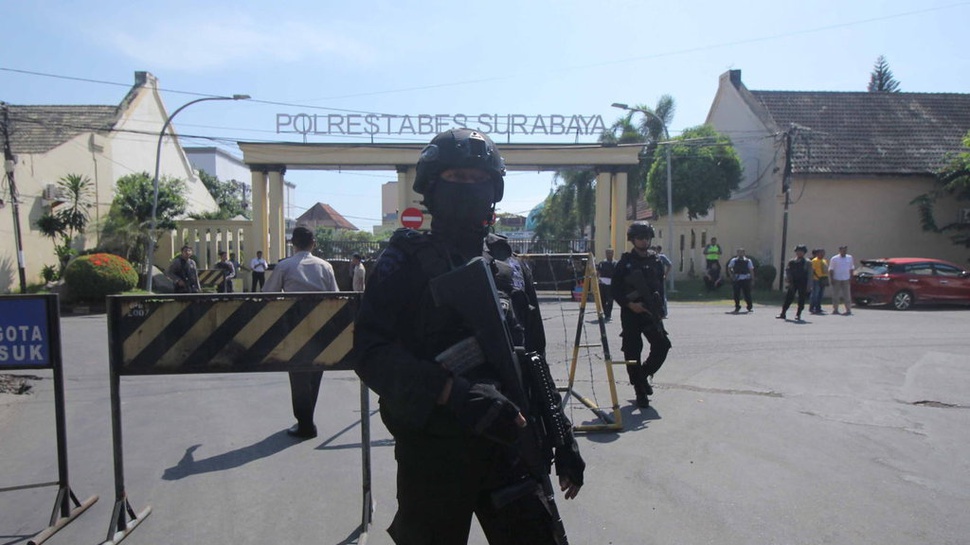 Bom Surabaya: Polisi Tangkap 13 Terduga Teroris, 4 Ditembak Mati