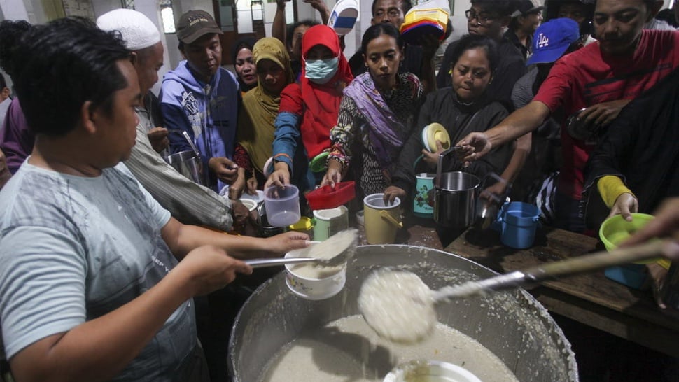 Berbagi Bubur Samin Khas Banjar di Masjid Darussalam Solo