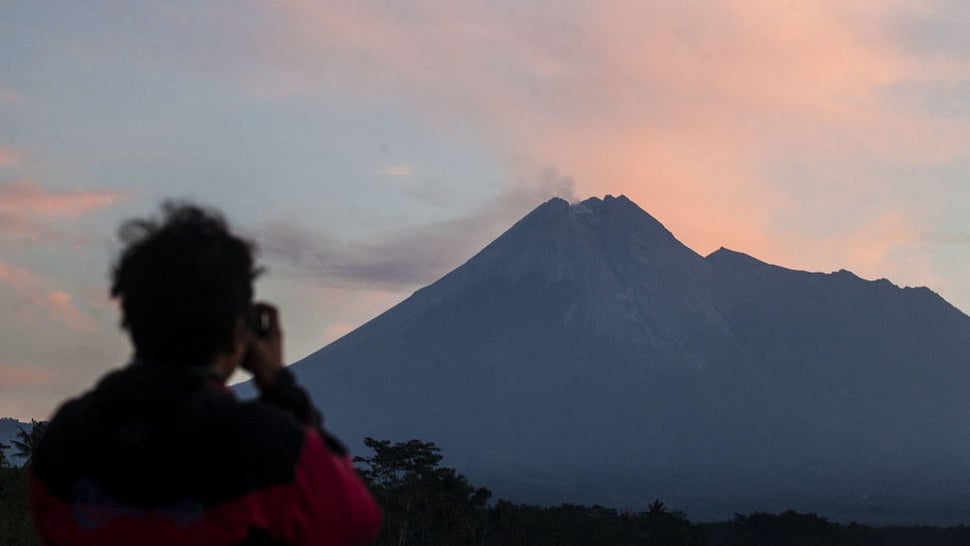 Gunung Merapi Embuskan Asap Solfatara, Warga Diimbau Jangan Panik