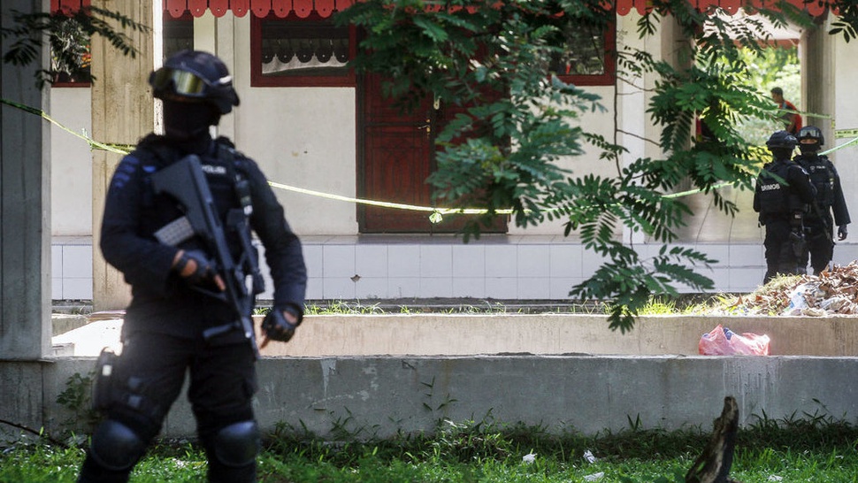 Densus 88 Sita 4 Bom Berdaya Ledak Tinggi di Universitas Riau