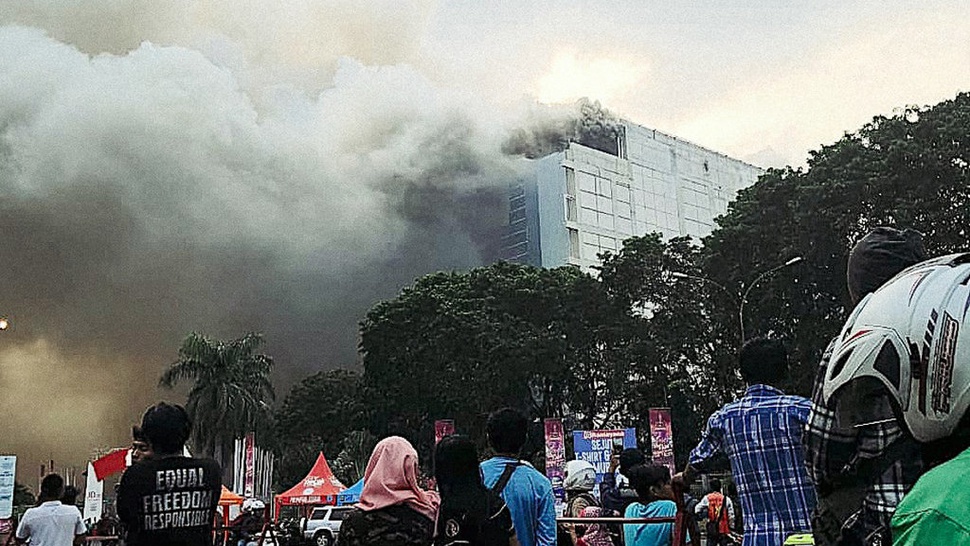 5 Orang Terjebak Dalam Kebakaran di Gedung Niaga PRJ Kemayoran