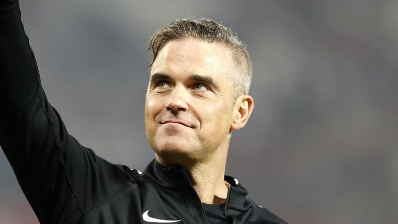 Robbie Williams Acungkan Jari Tengah di Pembukaan Piala Dunia 2018