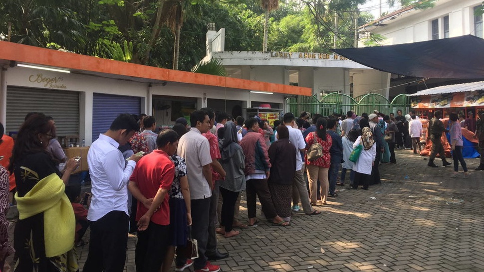 Lebaran 2018: Warga Rela Antre untuk Open House Presiden Jokowi