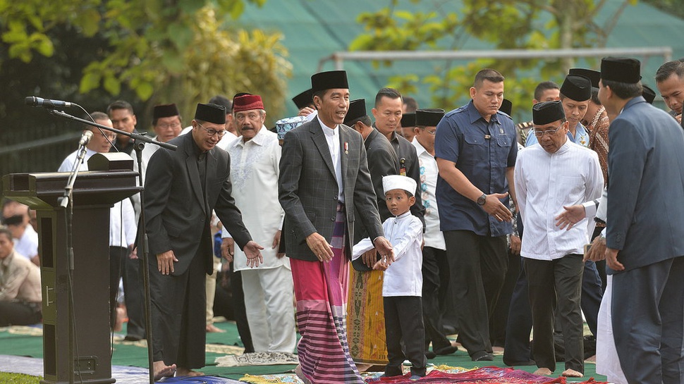 Jokowi Silaturahmi dengan Pejabat dan Masyarakat Usai Salat Id