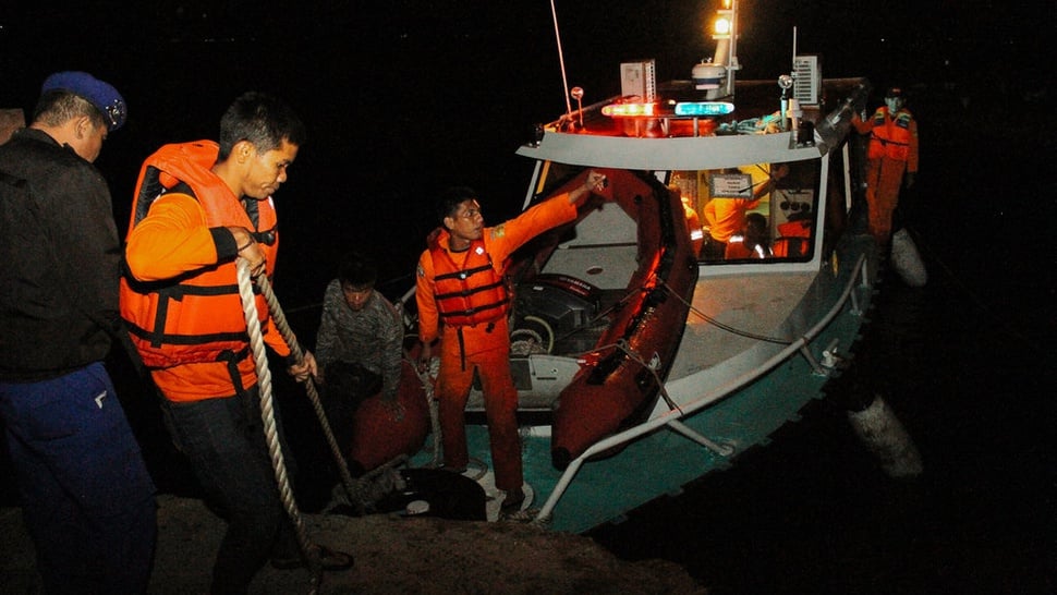 2018/06/20/evakuasi-korban-kapal-tenggelam-km-sinar-bangun--1--antara-foto.jpg