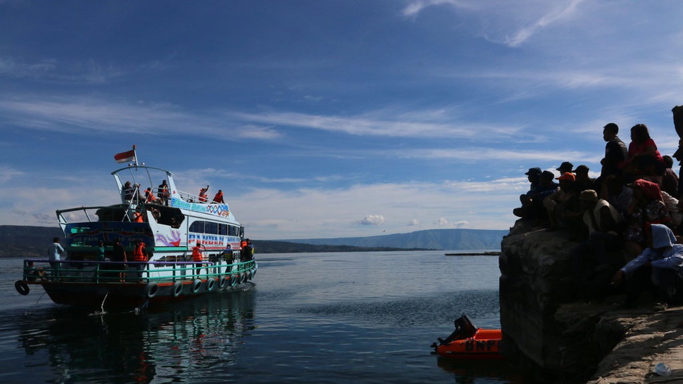 Kapal Motor Alami Putus Tali Kemudi Saat Menyeberang di Danau Toba